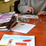 Materiały i prace plastyczne przygotowywane podczas zajęć w bibliotece.