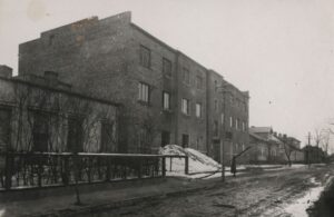 1.4.1946 – Budynek przy ul. Lipowej w Sokołowie Podlaskim. Koniec lat 40. XX wieku. Autor fotografii nieznany. Fotografia ze zbiorów Pracowni Dokumentacji Dziejów Miasta Miejskiej Biblioteki Publicznej im. K. I. Gałczyńskiego w Sokołowie Podlaskim.