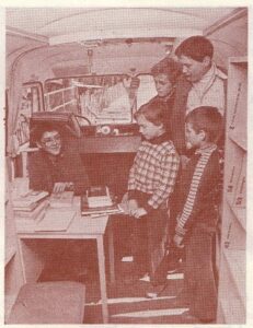 1.5.1980 – Wnętrze Bibliobusu, Bibliobus w woj. Siedleckim, red. Sławomir Grzegorek, Siedlce 1981