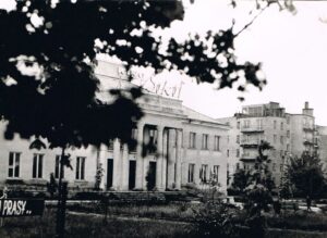 1964 - Budynek Sokołowskiego Ośrodka Kultury. Data wykonania fotografii nieznana. Autor fotografii nieznany. Fotografia ze zbiorów Jacka Maliszewskiego. 