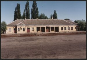 3.2006 – Nieczynny dworzec PKP w Sokołowie Podlaskim (stan z początku XXI wieku). Autor fotografii Paweł Wojtczuk. Fotografia ze zbiorów Pracowni Dokumentacji Dziejów Miasta Miejskiej Biblioteki Publicznej im. K. I. Gałczyńskiego w Sokołowie Podlaskim.