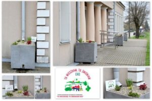 Kolaż zdjęć przedstawiających Kolejowy Ogród Deszczowy przy Miejskiej Bibliotece Publicznej. Widoczne są betonowe donice ustawione pod rurami spustowymi, wypełnione jasnymi kamieniami i roślinami, oraz tabliczka programu „Tu mieszkam, tu zmieniam EKO”.