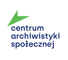 Logo na białym tle niebieskie napisy w trzech linijkach: centrum archiwistyki społecznej. Nad napisem w lewym górnym roku znajduje się zielony grot od strzałki