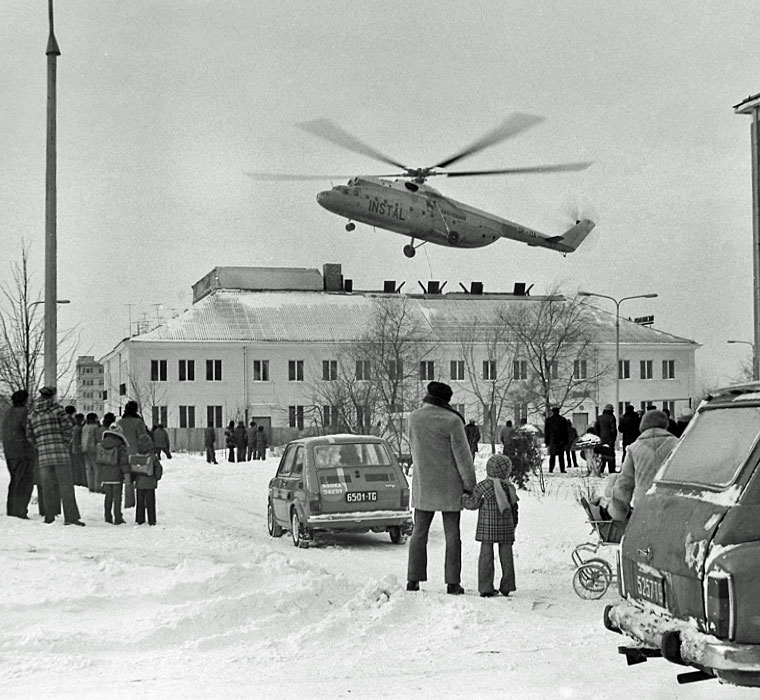 Zdjęcie przedstawia budynek Sokołowskiego Ośrodka Kultura, wykonane zimą. Nad budynkiem wznosi się helikopter. W kilku niedużych grupach stoją ludzie przyglądający się lecącej maszynie.