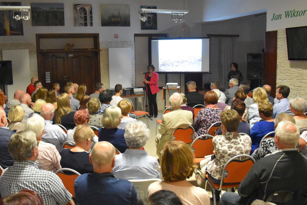 Hall biblioteki, cała sala osób podczas spotkania. Przed mikrofonem przemawia pani burmistrz miasta Sokołów Podlaski - Iwona Kublik.