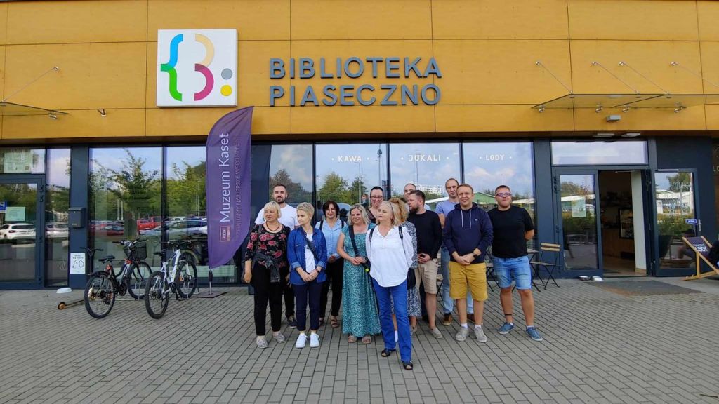 Pracownicy Miejskiej Biblioteki Publicznej w Sokołowie Podlaskim przed budynkiem biblioteki w Piasecznie.