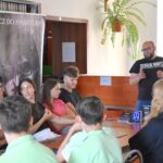 Autor prezentuje swoją twórczość, opowiadając o mrocznych i niejednoznacznych moralnie bohaterach, którzy przewijają się w jego powieściach.
