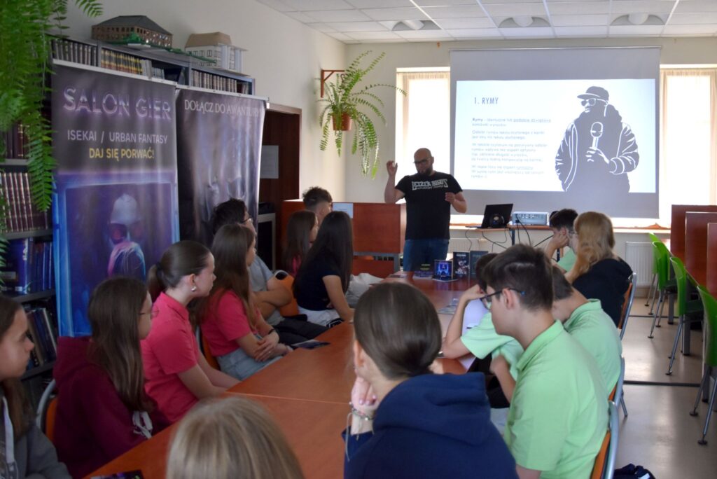 Widok na salę podczas warsztatów „Twój oryginalny świat fantasy” – autor tłumaczy, jak budować nietypowe i spójne uniwersa literackie.