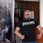 Widok na salę podczas warsztatów pisarskich „Jak pisać rap? Zostań raperem w jeden dzień!”. Uczniowie Zespołu Szkół Salezjańskich słuchają autora.