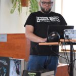Leszek Bigos opowiada o procesie pisania i wydawania książek, tłumaczy zasady self‑publishingu i swoją ścieżkę pisarską.