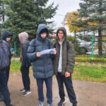 Grupa młodzieży z I Liceum Ogólnokształcącego w Sokołowie Podlaskim wykonuje zadania w queście.