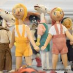 Różne drewniane zabawki wykonane z materiału i drewna.