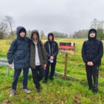 Grupa młodzieży z I Liceum Ogólnokształcącego w Sokołowie Podlaskim wykonuje zadania w queście.