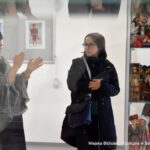 Olgi Iwaniak oprowadza po wystawie przybyłych widzów.