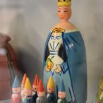 Drewniana figura królewna i siedmiu krasnoludków.