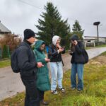 Grupa młodzieży z I Liceum Ogólnokształcącego w Sokołowie Podlaskim wykonuje zadania w queście.