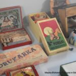 Różne gry i zabawki drewniane.