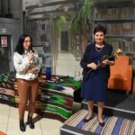 Autorka Ewa Jakubowska trzyma pomarańczową różę. Obok stoi dyrektor Miejskiej Biblioteki Publicznej w Sokołowie Podlaskim - Małgorzata Iwańska-Kania.