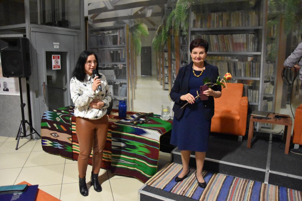 Autorka Ewa Jakubowska trzyma pomarańczową różę. Obok stoi dyrektor Miejskiej Biblioteki Publicznej w Sokołowie Podlaskim - Małgorzata Iwańska-Kania.