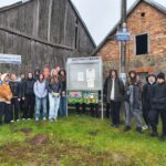 Grupa młodzieży z I Liceum Ogólnokształcącego w Sokołowie Podlaskim pozuje do zdjęcia.