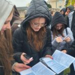 Grupa młodzieży z I Liceum Ogólnokształcącego w Sokołowie Podlaskim wykonuje zadania w queście.