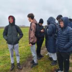 Grupa młodzieży z I Liceum Ogólnokształcącego w Sokołowie Podlaskim wykonuje zadania w queście.
