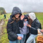 Grupa młodzieży z I Liceum Ogólnokształcącego w Sokołowie Podlaskim wykonuje zadania w queście.