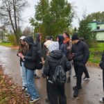 Grupa młodzieży z I Liceum Ogólnokształcącego w Sokołowie Podlaskim wykonuje zadania w queście.