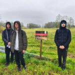 Grupa młodzieży z I Liceum Ogólnokształcącego w Sokołowie Podlaskim wykonuje zadania w queście.