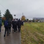 Grupa młodzieży z I Liceum Ogólnokształcącego w Sokołowie Podlaskim wykonuje zadania w queście.