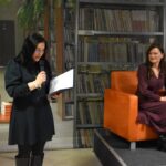 Dyrektor biblioteki - Małgorzata Iwańksa-Kania przedstawia gościa spotkania Katarzynę Nowosielską.