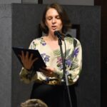 Kobieta na scenie czyta wiersze Marii Szymańczuk.