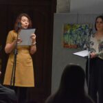 Dwie kobiety na scenie czytają wiersze Marii Szymańczuk.