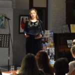 Autorka wierszy Maria Szymańczuk prezentuje własną poezję podczas spotkania.
