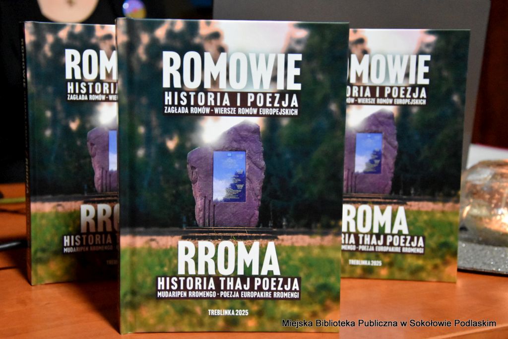 Trzy książki pt. "Romowie historia i poezja" ustawione pionowo.