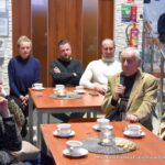 Wacław Kruszewski siedzi na środku sali i przemawia do mikrofonu.