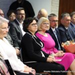 Zdjęcie z gośćmi na uroczystości. Na pierwszym planie burmistrz miasta Iwona Kublik.
