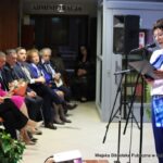 Członek klubu literackiego "Earto" przemawia do zabranych na uroczystości.