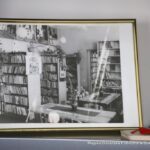 Ramka na zdjęcia z jednym ze zdjęć z widokiem jednego z działów biblioteki w starej siedzibie biblioteki w budynku Sokołowskiego Ośrodka Kultury.