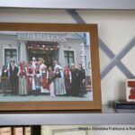 Ramka na zdjęcia z jednym ze zdjęć z poprzednich lat z uroczystości przed budynkiem biblioteki.