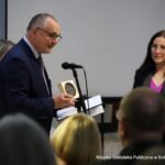 Edward Kopówka - dyrektor Muzeum w Treblince, obok dyrektor Miejskiej Biblioteki Publicznej K.I. Gałczyńskiego Małgorzata Iwańska-Kania.