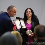 Edward Kopówka - dyrektor Muzeum w Treblince, obok dyrektor Miejskiej Biblioteki Publicznej K.I. Gałczyńskiego Małgorzata Iwańska-Kania.