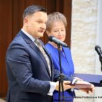 Wicestarosta Zbigniew Czerkas oraz sekretarz powiatu Iwona Sokołowska.