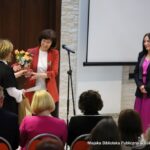 Elżbieta Lewczuk kierownik filii Biblioteki Pedagogicznej w Sokołowie Podlaskim, obok dyrektor Miejskiej Biblioteki Publicznej K.I. Gałczyńskiego Małgorzata Iwańska-Kania.