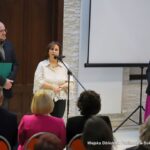 Przedstawiciele biblioteki wojewódzkiej miasta st. Warszawy Beata Golatowska i Marcin Leszczyński przemawiają podczas uroczystości. Obok stoi Dyrektor Miejskiej Biblioteki Publicznej K.I. Gałczyńskiego Małgorzata Iwańska-Kania.