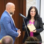 Dyrektor Miejskiej Biblioteki Publicznej K.I. Gałczyńskiego Małgorzata Iwańska-Kania oraz Artur Ziontek wręcza historyczny album.