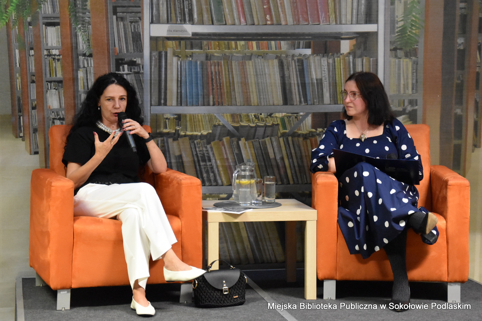 dr hab. Beatą Walęciuk-Dejneka i dyrektor biblioteki, dr Małgorzata Iwańska-Kania na scenie podczas spotkania