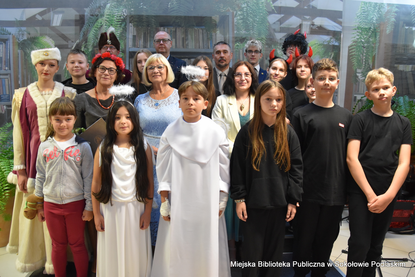 Grupowe zdjęcie organizatorów z grupą teatralną.